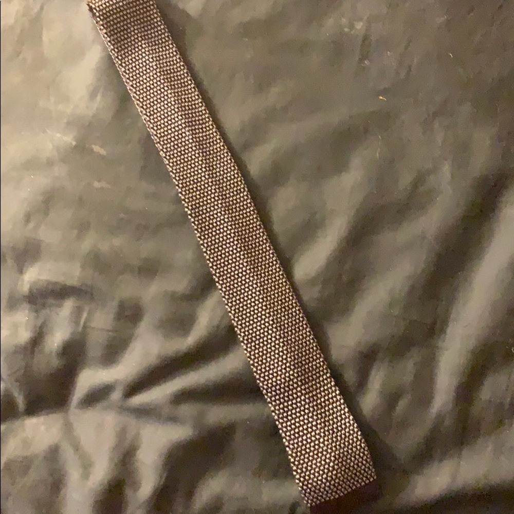 One men’s knitted 100% silk tie